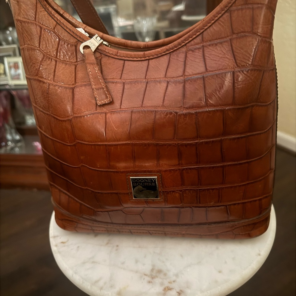 Croc Embossed Dooney & Bourke Brown Croc leather.
Sleek, Structured & textured.